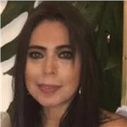 Profesora imparte clases a niños, adolescentes y adultos