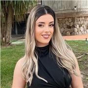 Diplomata al liceo linguistico con solide esperienze internazionali, con esperienze di studio all'estero