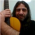 Profesor titulado en guitarra flamenca y flamencología ofrece clases online de guitarra y armonía aplicada,