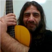 Profesor titulado en Guitarra flamenca y Flamencología ofrece clases online de guitarra y armonía aplicada,