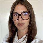 Englisch Tutorin, die Kinder und Jugendliche unterstützt und unterrichtet 