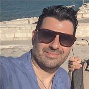 Professore di italiano e storia impartisce lezioni a studenti di scuola superiore di secondo grado