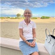 Ho frequentato la scuola francese fino al Baccalaureat e sono laureata in lingue e letterature europee inglese e francese