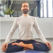 Pratiquant de méditation donne cours de méditation