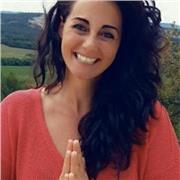 Professeur de yoga certifiée donne cours de Hatha yoga et Yin yoga en ligne et en présentiel en italien, français, espagnol