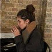 Sono una ragazza di 16 anni, frequento il liceo linguistico sezione esabac.
Studio inglese, francese e spagnolo 