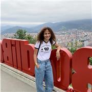 soy biotecnóloga y actualmente estoy haciendo un máster en genética. Ofrezco clases de matemáticas, biología, química e inglés para primaria, ESO o bachillerato
