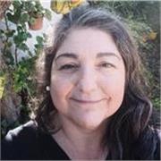 ¡Hablemos en español! Rosalía es un profesor altamente cualificado con certificado de enseñanza y con mucha energía para enseñar
