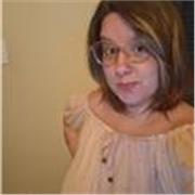 Artista com formação em duas faculdades desenvolve aulas que inspiram a liberdade expressiva e a construção da linguagem pessoal