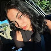 Docente di italiano che impartisce ripetizioni per ragazzi di medie o superiori