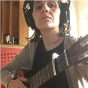 Profesora de guitarra y musica para todas las edades. (amplia experiencia en docencia y composicion)