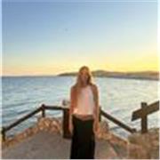 Responsable, paciente y comprometida, con buena mano con los niños. Dispuesta a hacer clases de repaso a alumnos de primaria y ESO