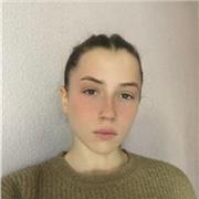 Profesora de Matemáticas imparte clases a niños y niñas de todas las edades