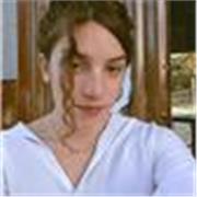 Profesora de comunicación y lenguaje imparte clases a niños y adolescentes