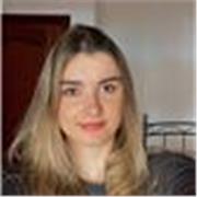 Profesora de portugués para niños, con clases dinámicas y adaptadas a su edad para aprender de forma divertida.