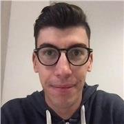 Studente neolaureato impartisce lezioni di matematica e fisica per studenti delle superiori