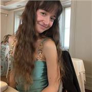 Ciao! Sono Chiara. Se le materie umanistiche ti sembrano un labirinto, sono qui per guidarti con entusiasmo e tanta passione!