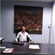 Profesor imparte clases de matemáticas hasta 6to de media