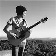 Guitariste électrique et acoustique autodidacte avec 6 ans de expérience, donne des cours pour débuter avec l’instrument