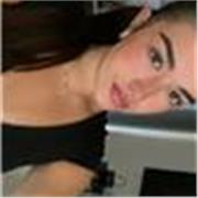 Profesora dinámica a estudiantes de primaria o secundaria