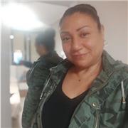 Soy Thais, docente y actriz apasionada por la enseñanza y la expresión. Ofrezco apoyo educativo personalizado en las áreas teórica