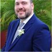 Me defino como un profesor de Administración comprometido, práctico y orientado a resultados. Busco que mis clases conecten la teo