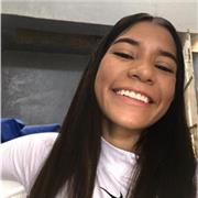 Mujer innovadora en el aprendizaje para los niños, cumpliendo con sus tareas pero aprendiendo