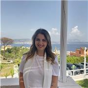 Sono un insegnante di italiano, storia, geografia e filosofia. Ho studiato il latino e ho ottenuto un livello di lingua inglese C1. Ho vissuto due anni in Francia conseguendo un livello di lingua francese C1