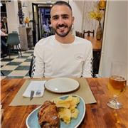 Graduado en Derecho y experiencia durante tres años y medio opositando a judicatura. Buen dominio de inglés y francés (C1).