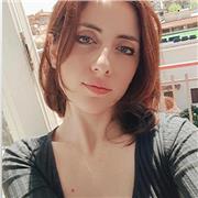 Laureata in Accademia di belle Arti di Napoli con voti alti in storia dell'arte antica, moderna e contemporanea