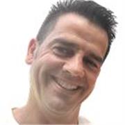 Profesor de apoyo, trabajando en instituto da clases de matemáticas y asignaturas de ciencias