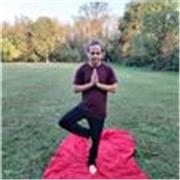 Insegnante yoga offre lezioni di yoga per un benessere psicofisico attraverso riscaldamento, saluti al sole,asana, tecniche di respirazione