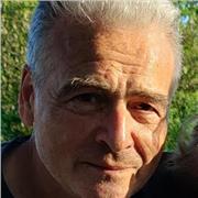 Entraineur, préparateur physique et sportif dont le credo est la santé. S'entraîner sans s'abîmer. Manger sans se nuire.