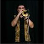 Profesor de trompeta moderna y jazz, clases orientadas a la mejora de la técnica y del lenguaje de sección.