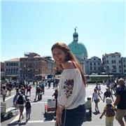 Profesora de inglés, italiano, español (en todos ellos nivel nativo o C2) o filosofía (para estudiantes de bachillerato)