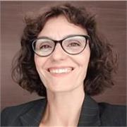 Profesora titulada en Artes plásticas. Especialista en Primaria, Secundaria y Bachillerato artístico. Autora de libros ilustrados