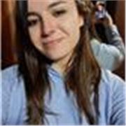 Profesora de música imparte clases de guitarra