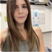 Docente di scuola primaria impartisce lezioni e aiuto compiti sia online che in presenza
