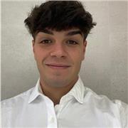 Me llamo Adrián y tengo 23 años. Soy estudiante del Máster de Ingeniería Industrial en la universidad politécnica de Madrid