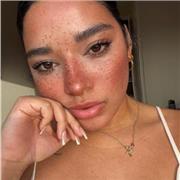 Soy una chica de 22 años, vivo en Valencia España, me encantaría ayudar a personas jóvenes a aprender el idioma