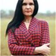 I’m an experienced English tutor working with adult learners who want to speak confidently and naturally in real life. 