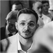 Illustrateur passionné, je vous guide pas à pas dans votre projet.