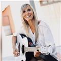 Profesora especializada en clases presenciales de guitarra acústica o española