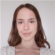 Laureata in Lingue impartisce lezioni di Inglese, Francese, Tedesco