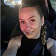 Profesora de primaria comprometida con el aprendizaje de matemáticas 
