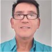 Profesional universitario brinda apoyo académico en Química, Matemáticas e Inglés