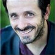 Laureato in Scienze della Comunicazione impartisce lezioni di Filosofia, Storia, Letteratura e Geografia