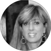 laureata in economia, esperienza trentennale nell'insegnamento sia individuale che in gruppo