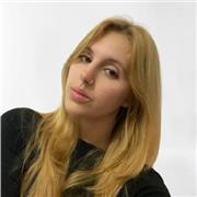Profesora titulada en Psicología, con Máster en Psicología General Sanitaria. Experiencia como docente de idiomas.