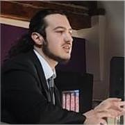 Diplomato al liceo scientifico e laureato in Musica elettronica DCSL34, disponibile per lezioni riguardanti vari ambiti 